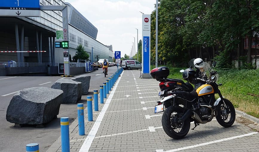 Menaruh Motor saat Sedang Tidak Dipakai Disebut?