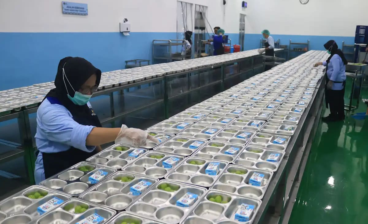 Pemilik Dapur MBG Ngaku Cucu Menteri, Potong Anggaran Rp10.000 jadi Rp6.500