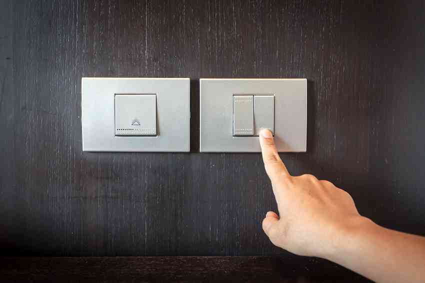Seorang Siswa Mematikan Lampu dan AC saat Ruangan Kosong, Sikap Ini Mencerminkan Nilai?