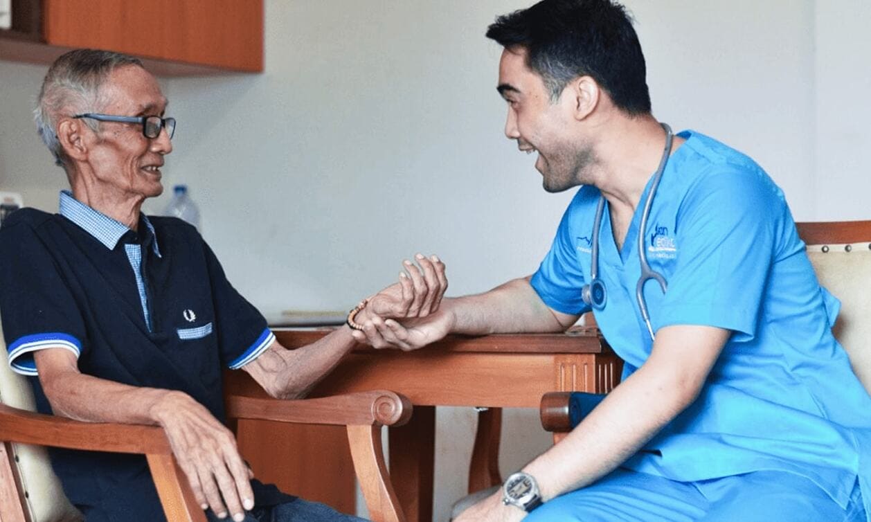 Manfaat Menggunakan Jasa Caregiver untuk Perawatan Lansia di Rumah