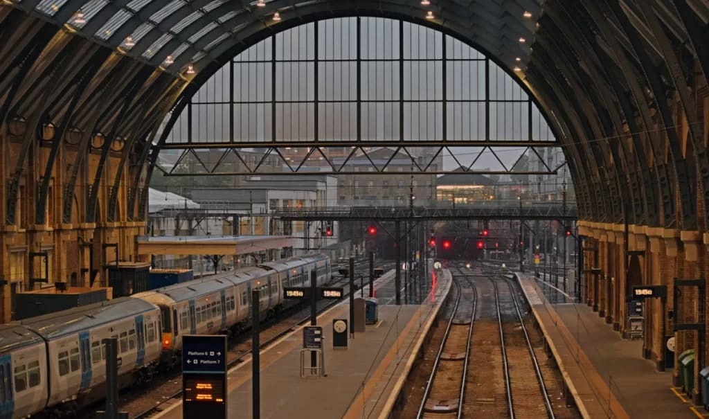 Stasiun yang Gak Ada Kendaraannya tapi Ada yang Dijual